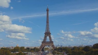 Güneşli bir yaz gününde Eyfel Kulesi. Fransa Paris