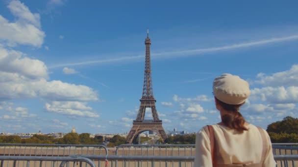 Jovem Mulher Torre Eiffel Paris França — Vídeo de Stock