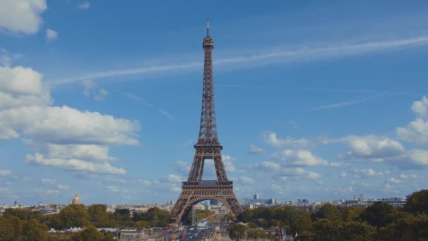 夏の晴れた日にエッフェル塔 フランスパリ — ストック動画