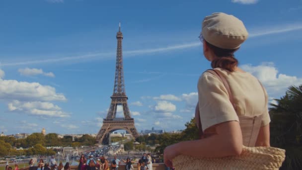 Joven Turista Torre Eiffel París — Vídeo de stock