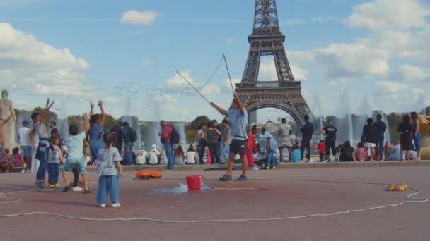 Turisté Náměstí Eiffelově Věži Paříž — Stock video
