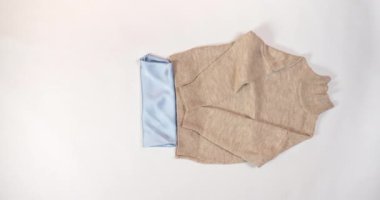 Stüdyodaki elbisenin animasyon videosu izole edilmiş.