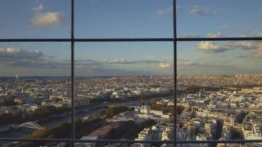Güneşli bir günde yukarıdan Paris manzarası 