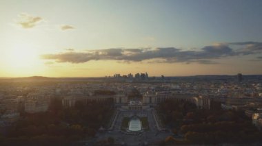 Gün batımında yukarıdan Paris manzarası
