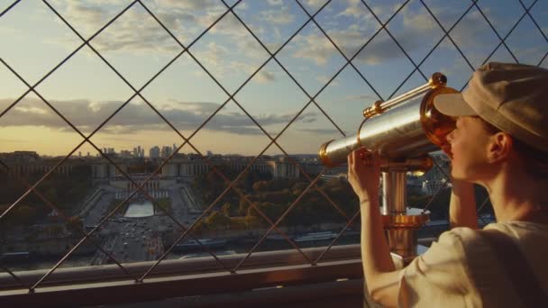 Joven Turista Mirando Través Prismáticos Torre Eiffel Atardecer — Vídeo de stock