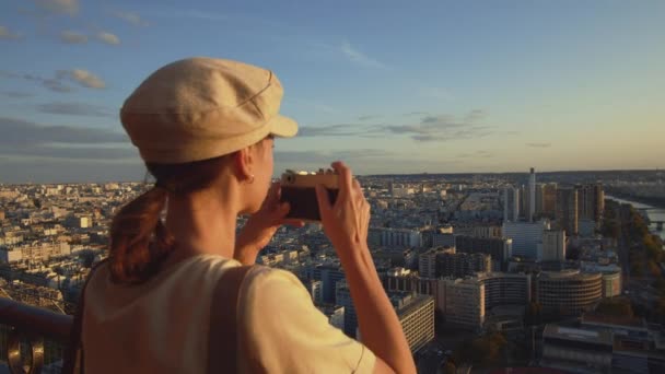 Jovem Com Uma Câmera Retro Pôr Sol — Vídeo de Stock