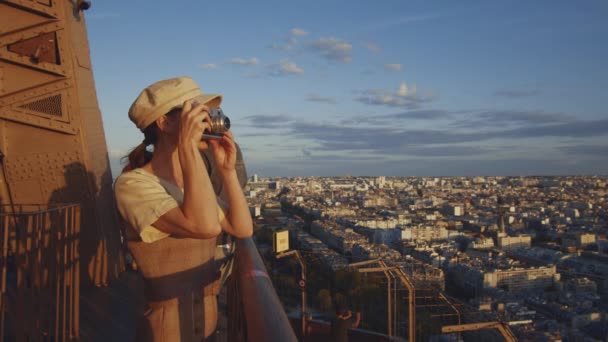 Mosolygó Fotós Fotózás Város Naplementekor — Stock videók