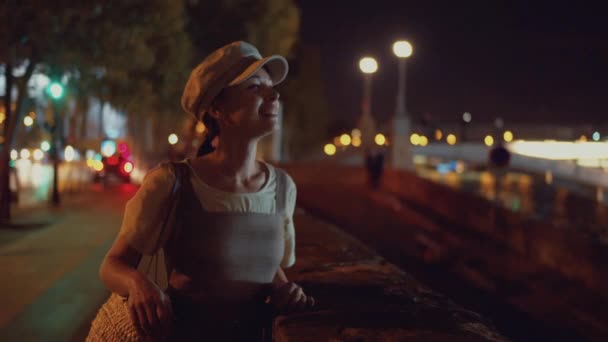 Chica Sonriente Con Teléfono Ciudad Nocturna — Vídeo de stock