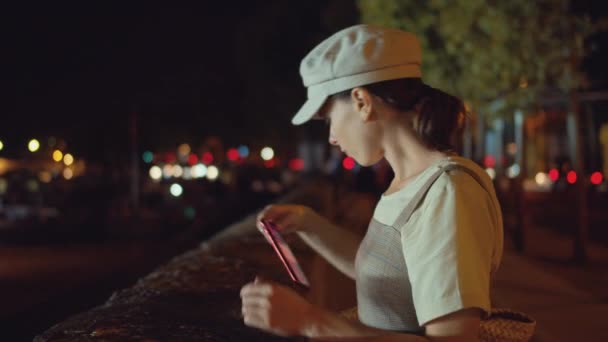 夜の街でメッセージを見て魅力的な女の子 — ストック動画