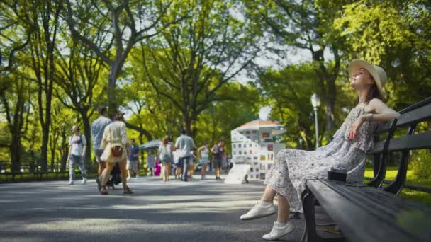 Central Park New York Bir Bankta Dinlenen Genç Bir Kız — Stok video
