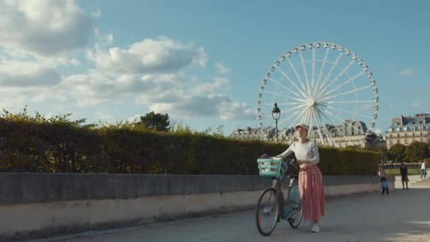 Mujer Joven Con Bicicleta París — Vídeos de Stock