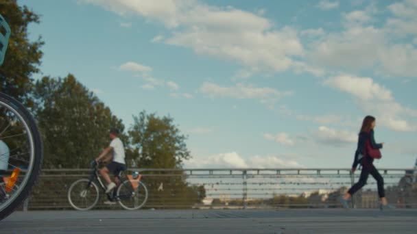在巴黎骑自行车的年轻女人 靠拢点 — 图库视频影像