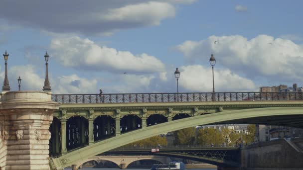 法国巴黎一座桥上的人们 — 图库视频影像