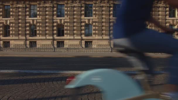 Pessoas Andando Bicicleta Uma Rua Europa — Vídeo de Stock