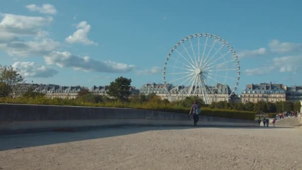 Junges Mädchen Auf Dem Fahrrad Garten Von Paris — Stockvideo