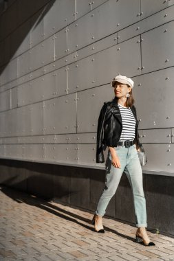 Şehir duvarında güzel bir stil kızı