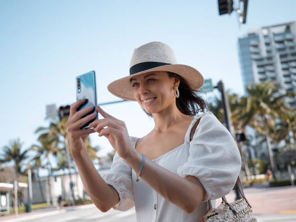 Joyeux Jeune Femme Avec Téléphone Sur Plage Miami — Photo
