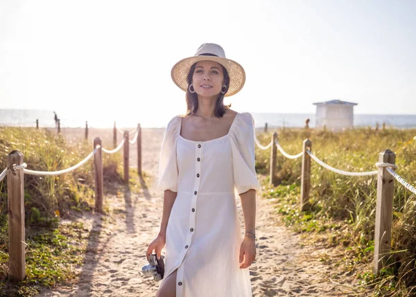 Kumsalda Beyaz Elbiseli Güzel Bir Kız — Stok fotoğraf