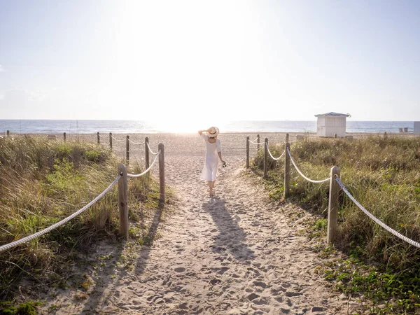 Ходить Дівчина Пляжі Маямі — стокове фото