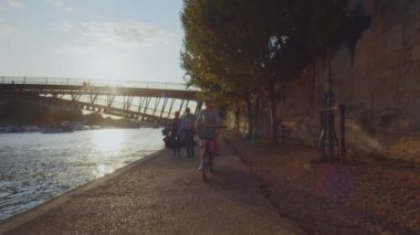 Bisikletli genç kız gün ışığında