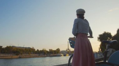 Paris, Fransa 'daki Eyfel Kulesi' nde genç bir bisikletçi.