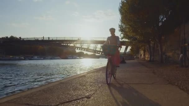 Niña Bicicleta Paseo Marítimo París — Vídeos de Stock