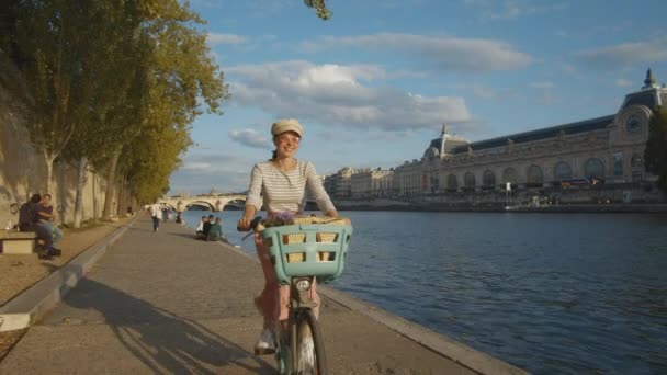 在巴黎的人行道上骑自行车的漂亮姑娘 — 图库视频影像