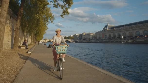 Χαμογελαστή Γυναίκα Ένα Ποδήλατο Στον Παραλιακό Δρόμο Του Παρισιού — Αρχείο Βίντεο