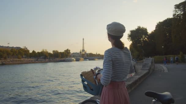 Ung Kvinna Med Cykel Vid Solnedgången Paris Frankrike — Stockvideo