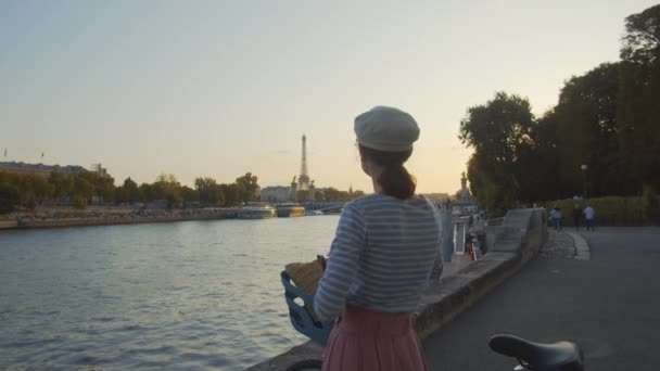 Joven Ciclista Con Bicicleta Atardecer París — Vídeos de Stock