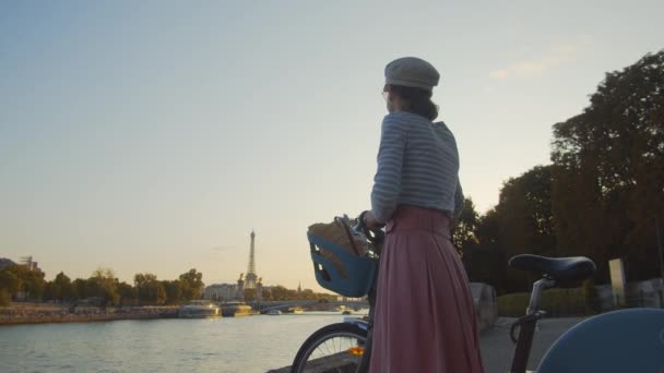 Ελκυστική Γυναίκα Στον Πύργο Του Άιφελ Ηλιοβασίλεμα Παρίσι — Αρχείο Βίντεο