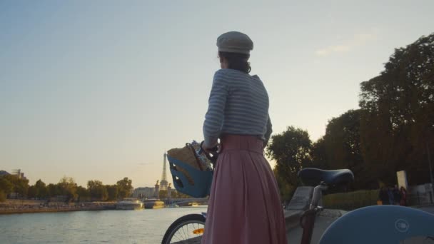 Νεαρός Ποδηλάτης Στον Πύργο Του Άιφελ Ηλιοβασίλεμα Παρίσι — Αρχείο Βίντεο