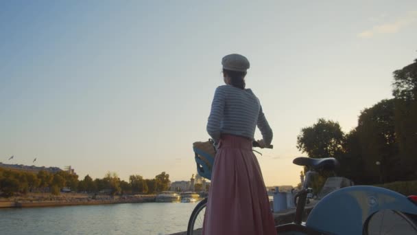 Atractiva Mujer Con Una Bicicleta Torre Eiffel Atardecer — Vídeos de Stock