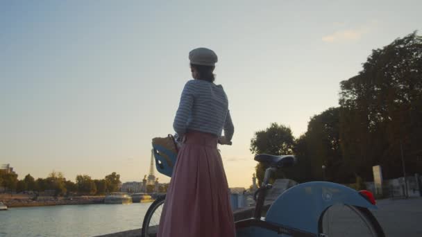 Junge Frau Mit Fahrrad Eiffelturm Bei Sonnenuntergang — Stockvideo