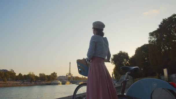 Jovem Com Uma Bicicleta Torre Eiffel Pôr Sol — Vídeo de Stock