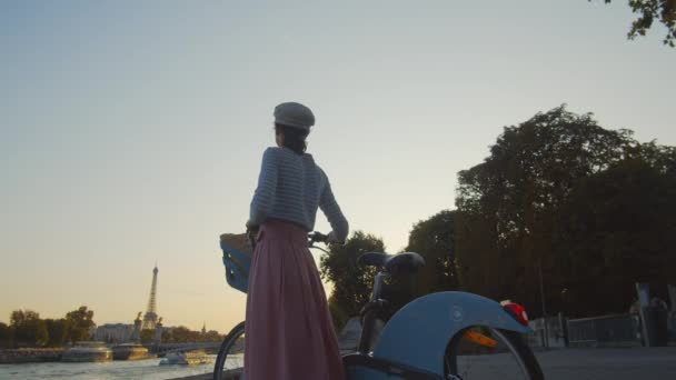 Tânăr Turist Bicicletă Care Uită Turnul Eiffel Apusul Soarelui — Videoclip de stoc