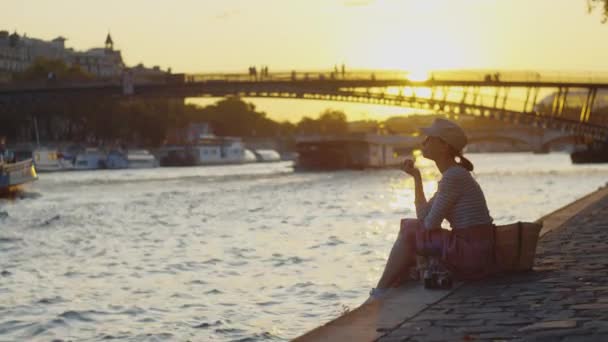 在法国巴黎 一个快乐的女孩向一艘船挥手 — 图库视频影像