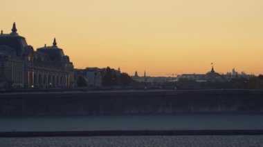 Akşamları Paris 'te köprüde bisiklet süren genç bir kız.