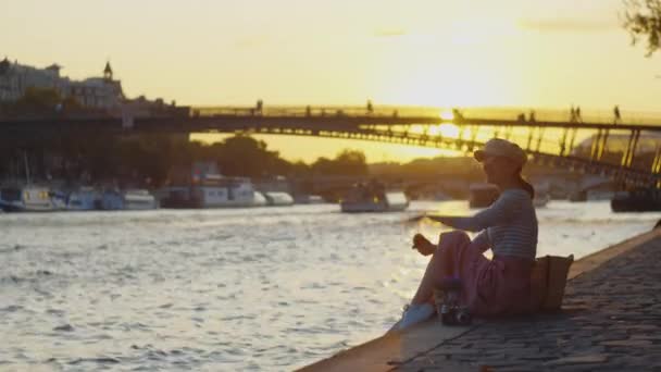 在法国巴黎 年轻女子向一艘船挥手 — 图库视频影像