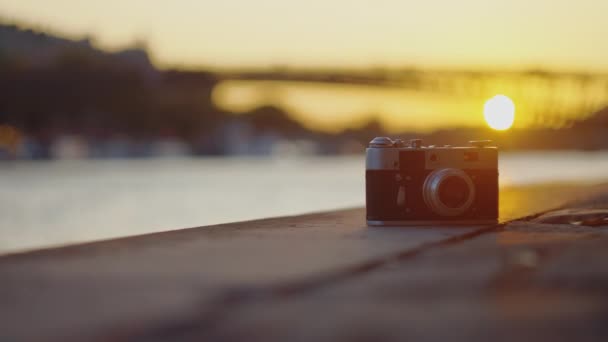 Vrouwelijke Hand Neemt Een Retro Camera Bij Zonsondergang — Stockvideo