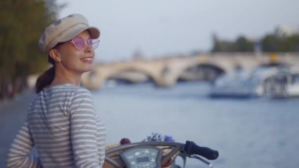 Menina Sorridente Com Uma Bicicleta Paris Noite — Vídeo de Stock