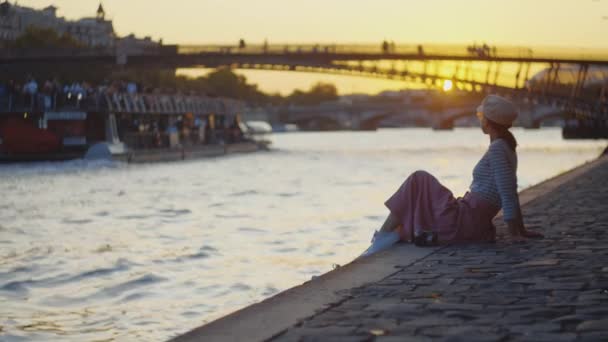 Akşam Paris Genç Bir Fotoğrafçı — Stok video