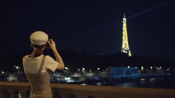 Ung Turist Tar Foto Eiffeltornet Paris — Stockvideo