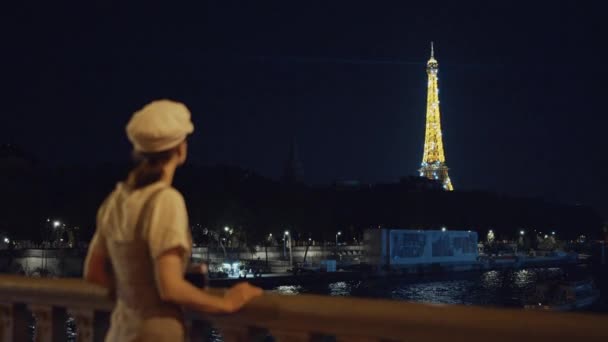 Mladá Dívka Fotografování Zářící Eiffelova Věž Noci — Stock video