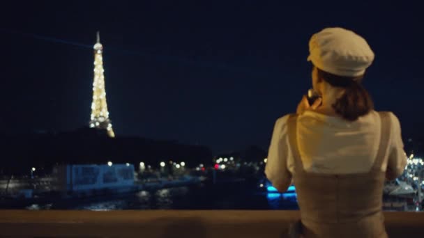 Jovem Fotógrafo Fotografando Torre Eiffel Paris Noite — Vídeo de Stock