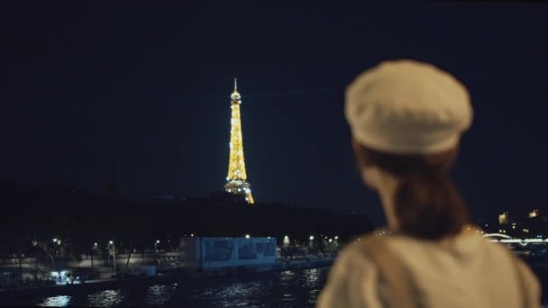 Jong Meisje Eiffeltoren Nachts — Stockvideo
