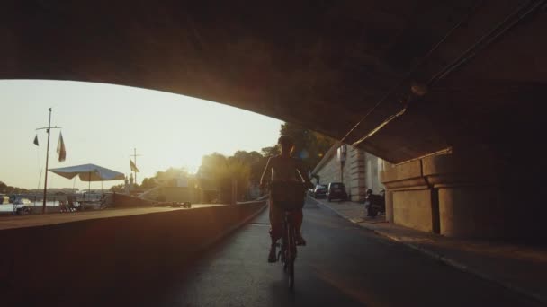 迷人的女孩在黄昏的阳光下骑自行车 — 图库视频影像