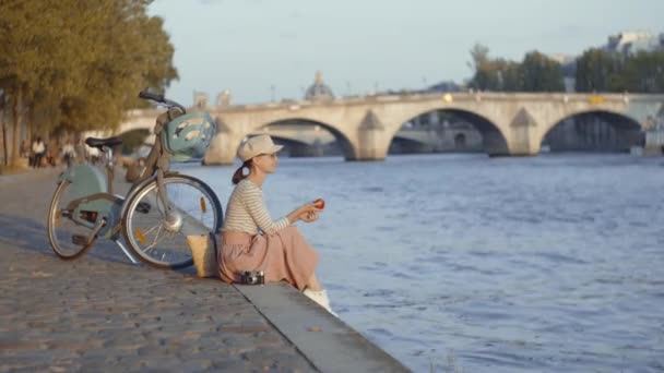 Jovem Com Uma Bicicleta Cidade Paris — Vídeo de Stock