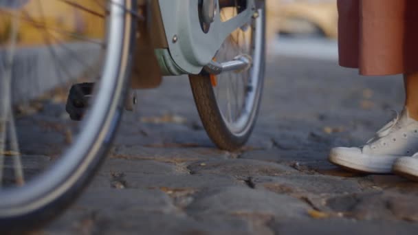 Νεαρό Κορίτσι Βάζει Ένα Ποδήλατο Κοντινό Πλάνο — Αρχείο Βίντεο