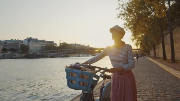 Fata atractivă cu o bicicletă în oraș — Videoclip de stoc